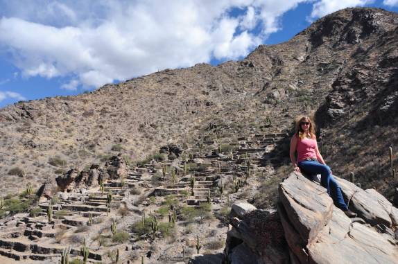 Admirando as ruínas de Quilmes, próximo à Cafayate - Argentina